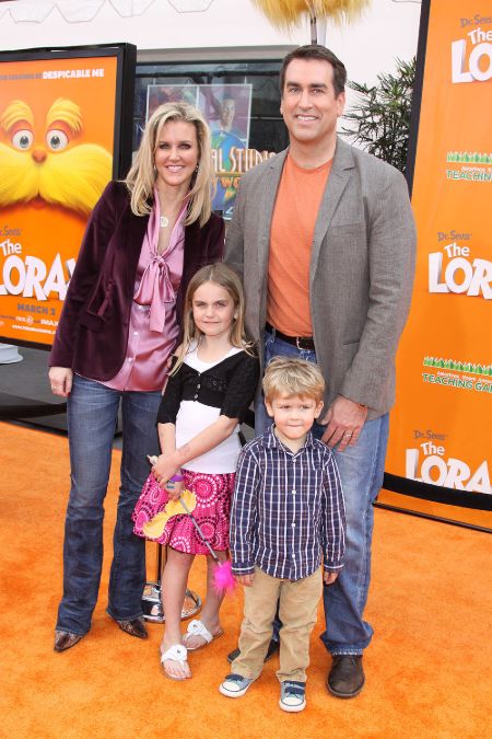 Rob Riggle and his ex-wife Tiffany Riggle pose a picture with kids.